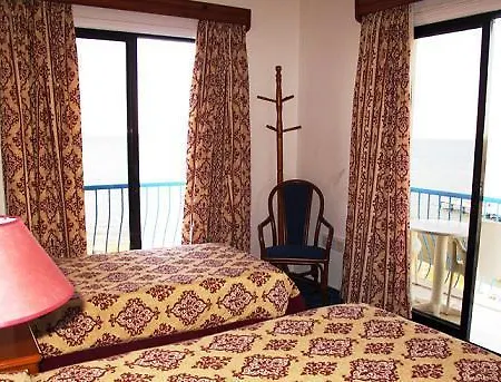 زودياك أبارتمنتس 4*