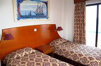 زودياك أبارتمنتس 4*